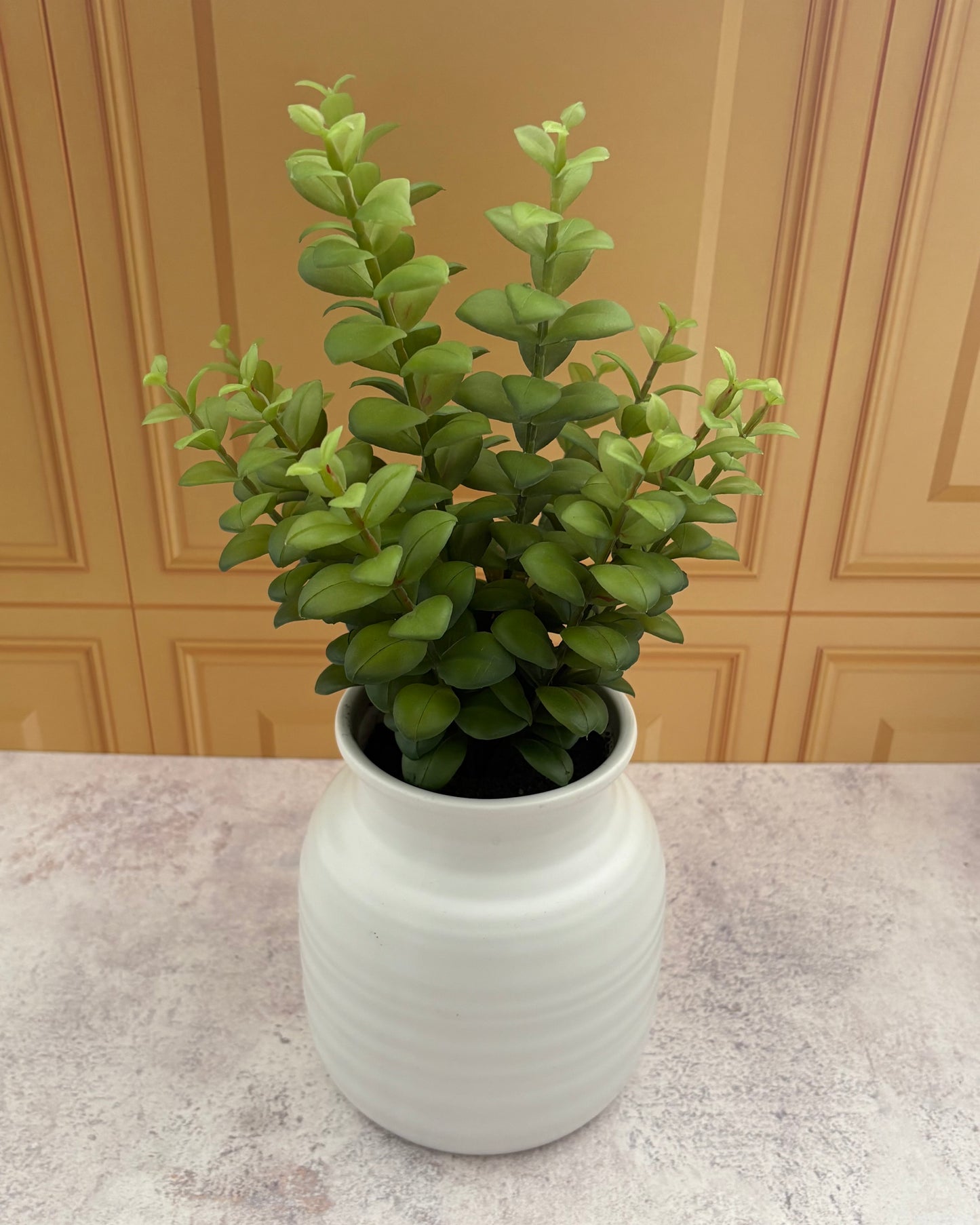 Jarrón de cerámica con planta artificial