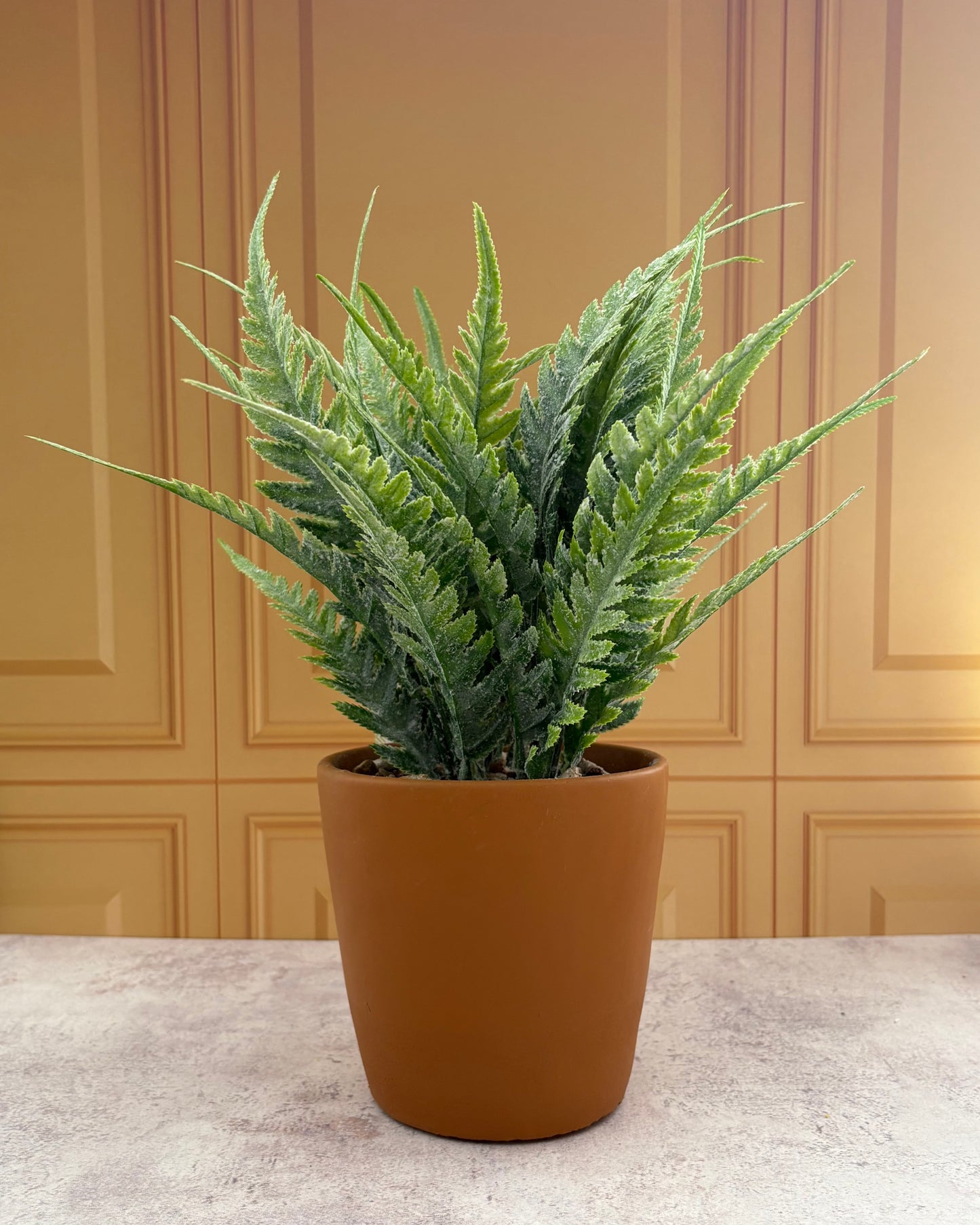 Maceta con planta decorativa artificial helecho