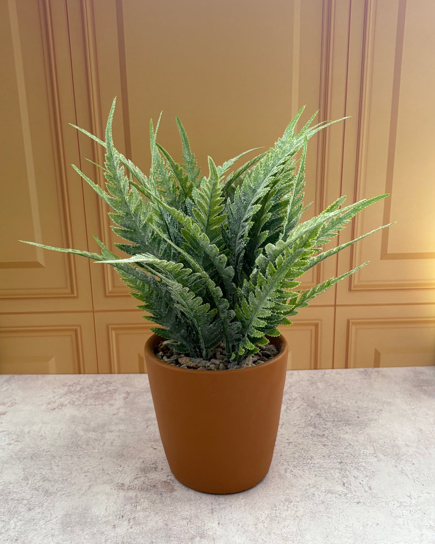 Maceta con planta decorativa artificial helecho