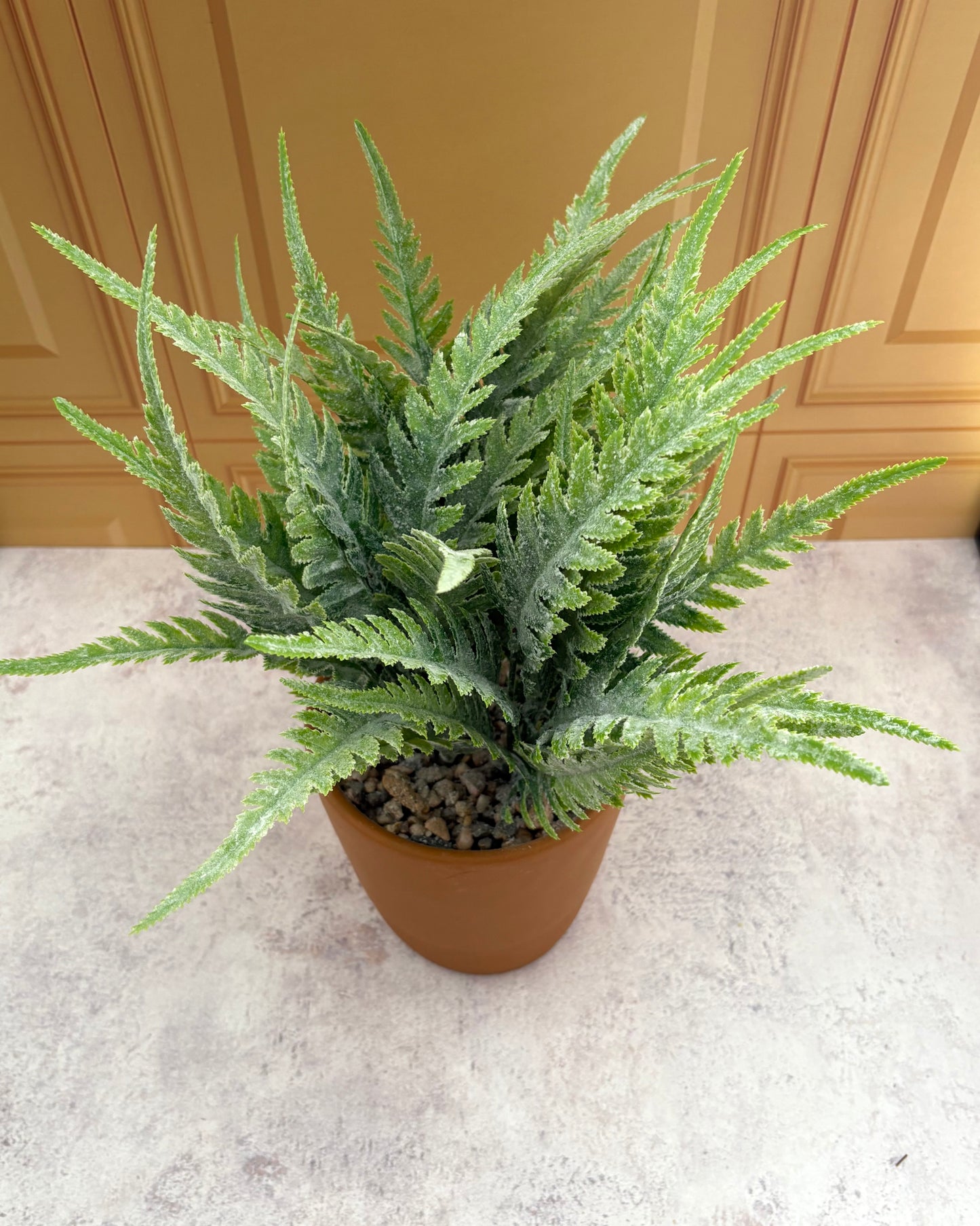 Maceta con planta decorativa artificial helecho