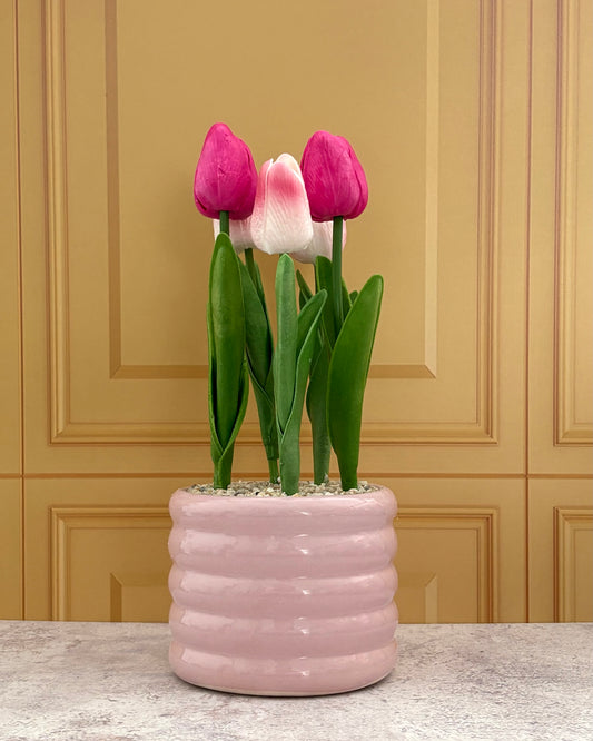 Maceta de cerámica con tulipanes rosas