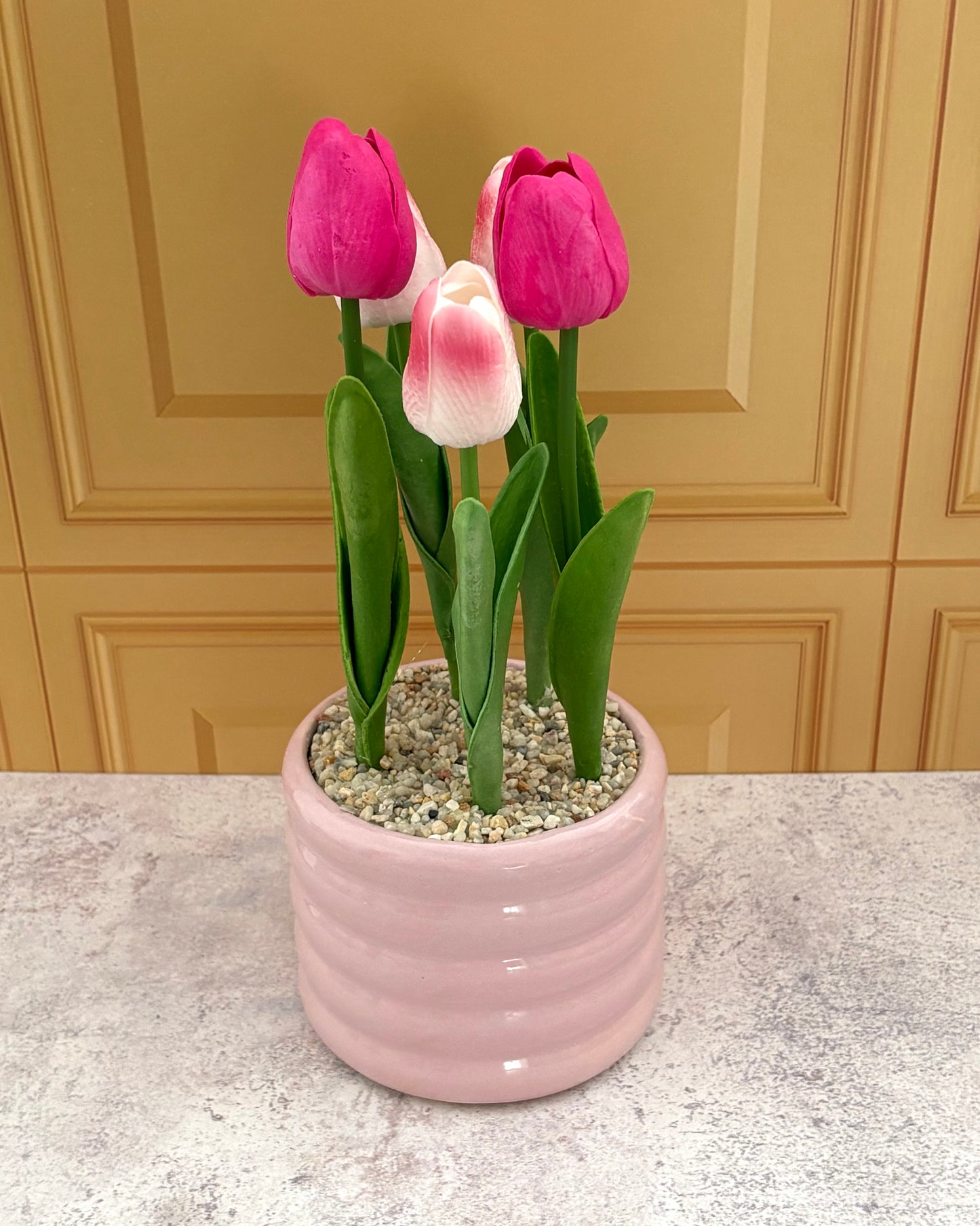 Arreglo floral con tulipanes artificiales