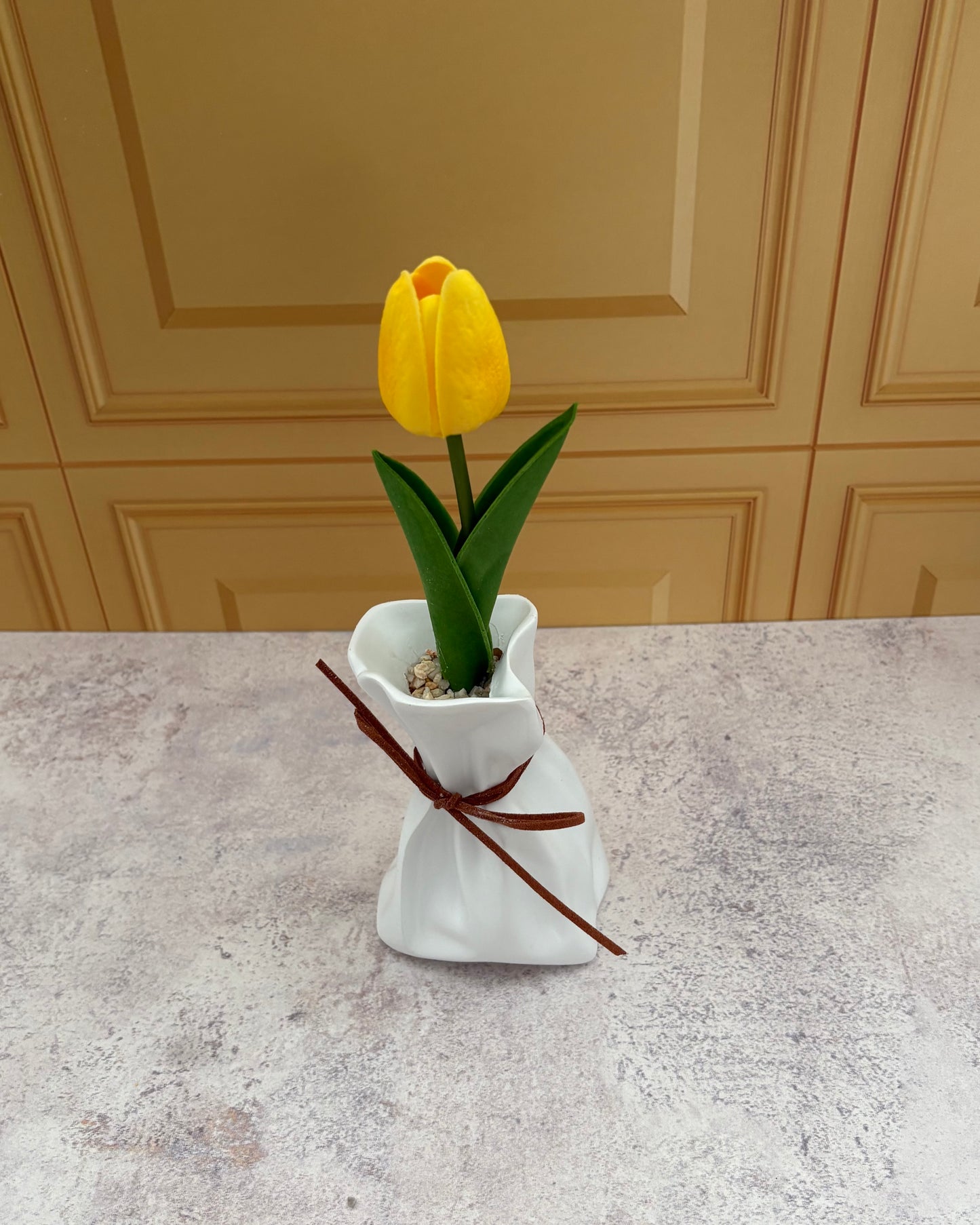 Florero con tulipán amarillo