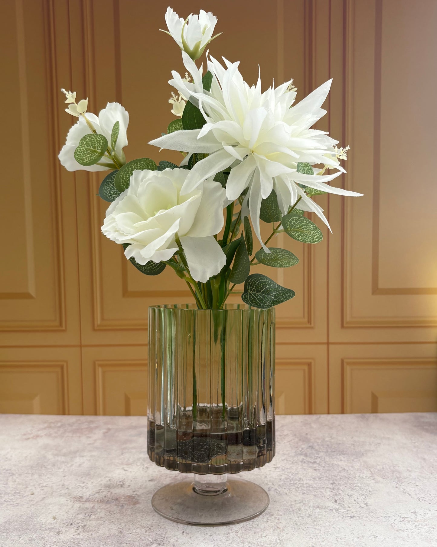 Arreglo floral artificial en florero de vidrio