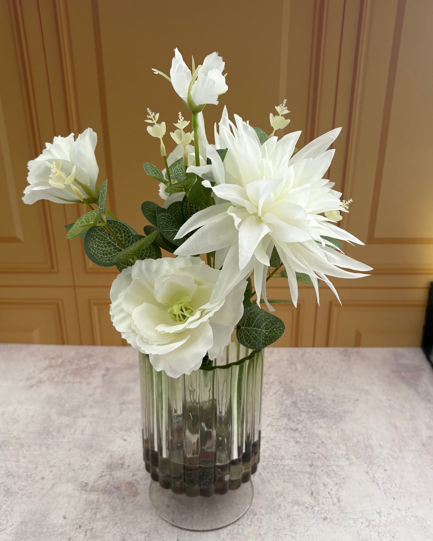 Arreglo floral artificial en florero de vidrio