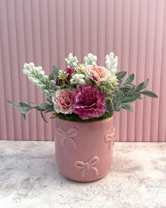 Maceta de cerámica con follaje artificial