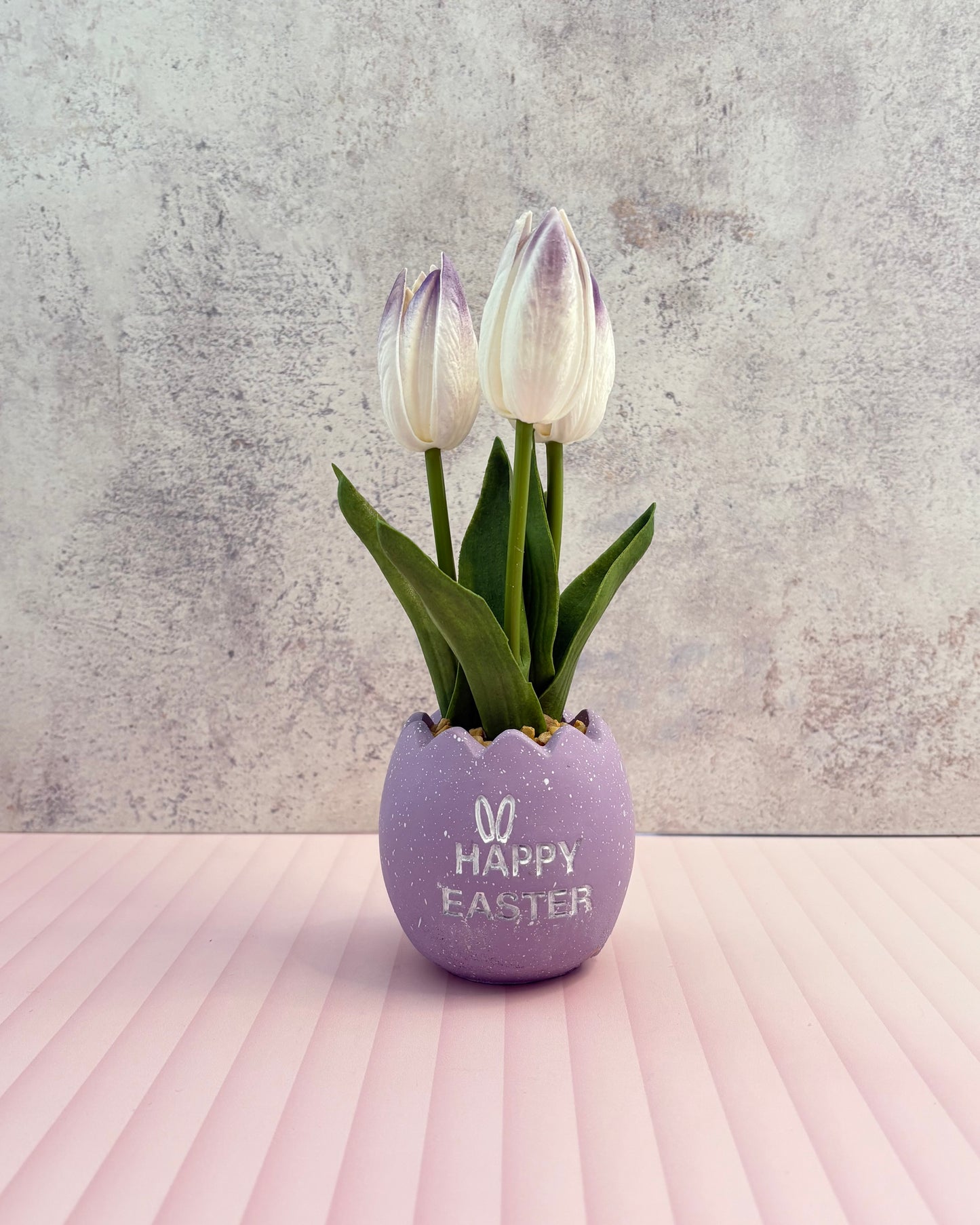 Maceta decorativa de pascua con tulipanes artificiales