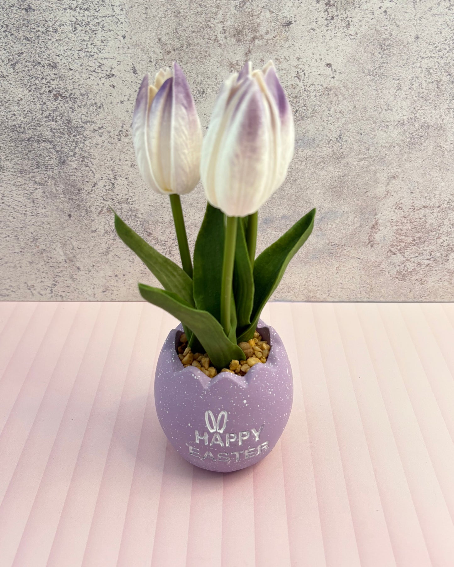 Maceta decorativa de pascua con tulipanes artificiales