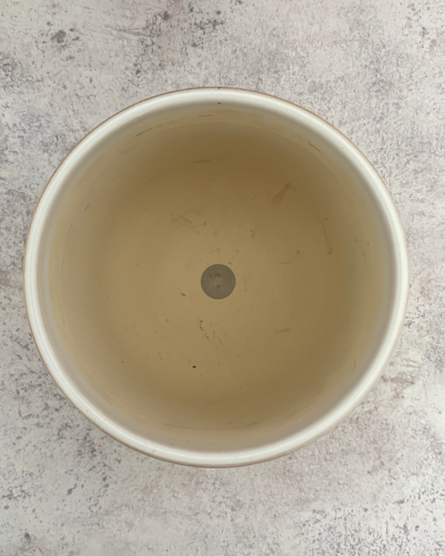 Maceta de cerámica blanca con relieve de líneas