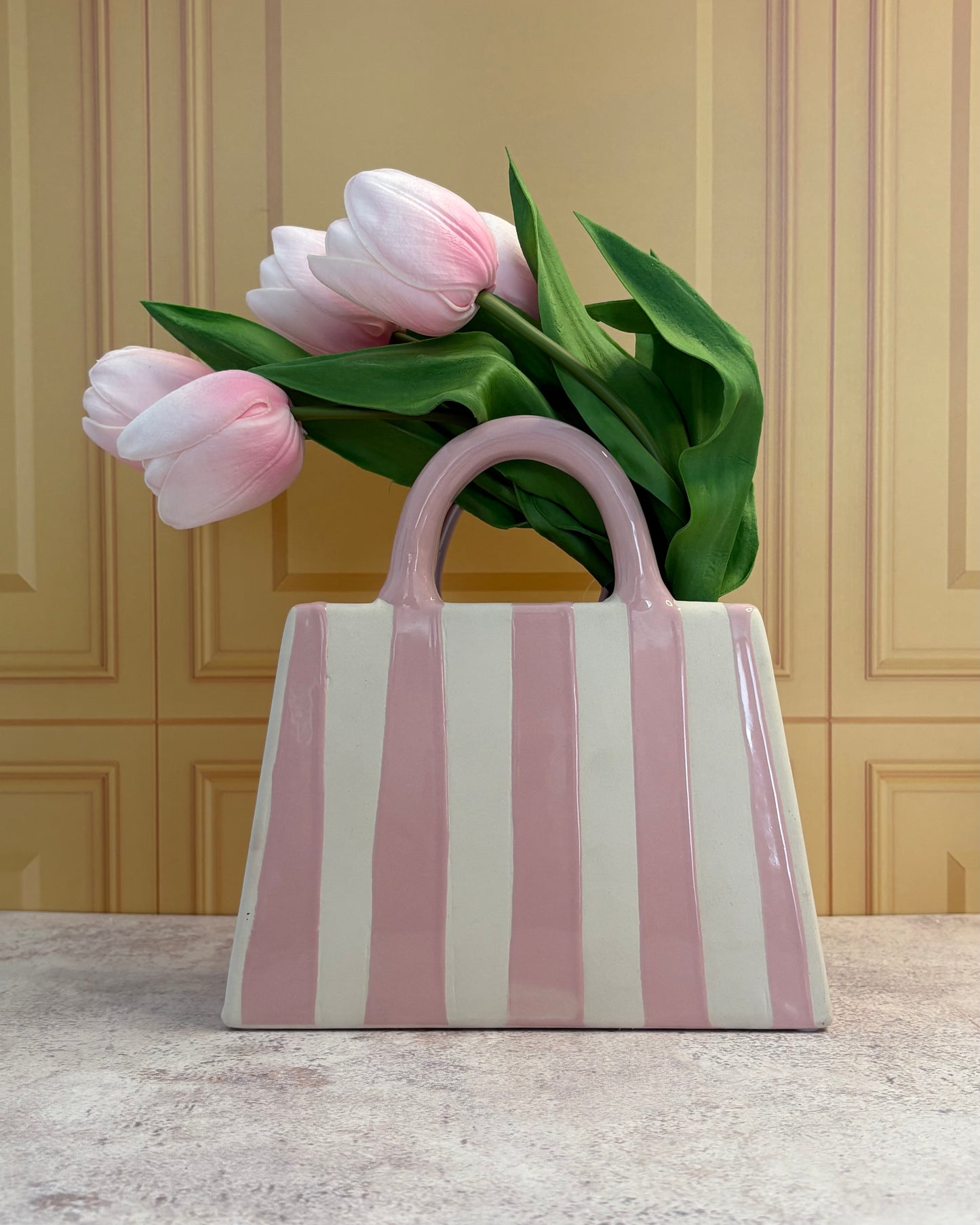 Florero decorativo de cerámica en forma de bolso con tulipanes