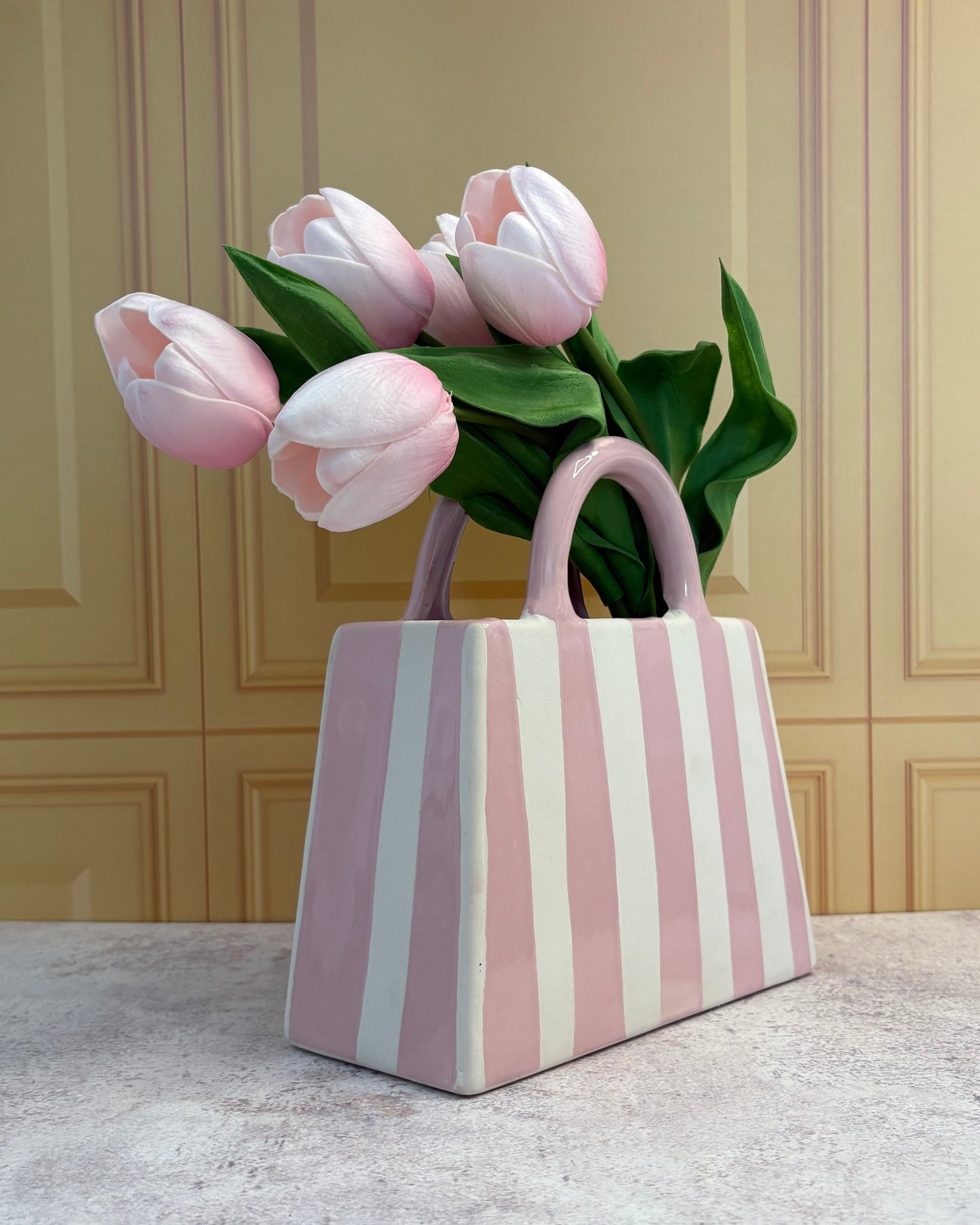 Florero decorativo de cerámica en forma de bolso con tulipanes