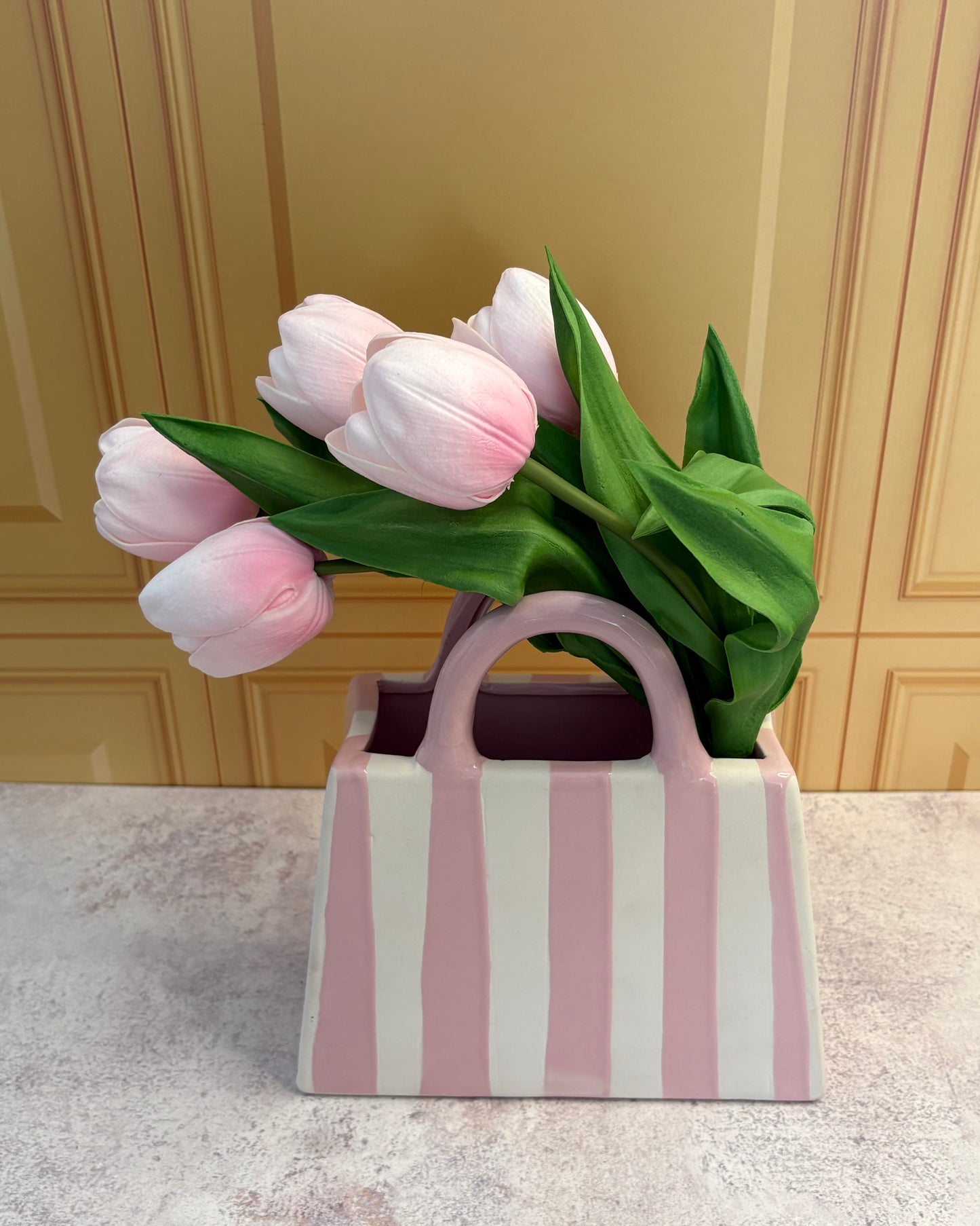 Florero decorativo de cerámica en forma de bolso con tulipanes