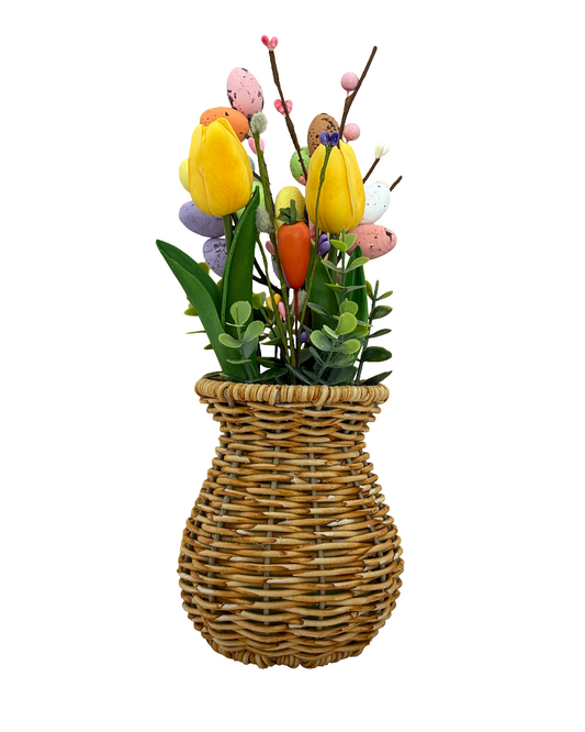 Florero estilo rattan con follaje decorativo de Pascua