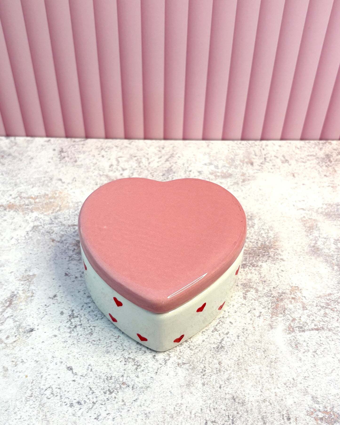Joyero de cerámica con tapa y forma de corazón