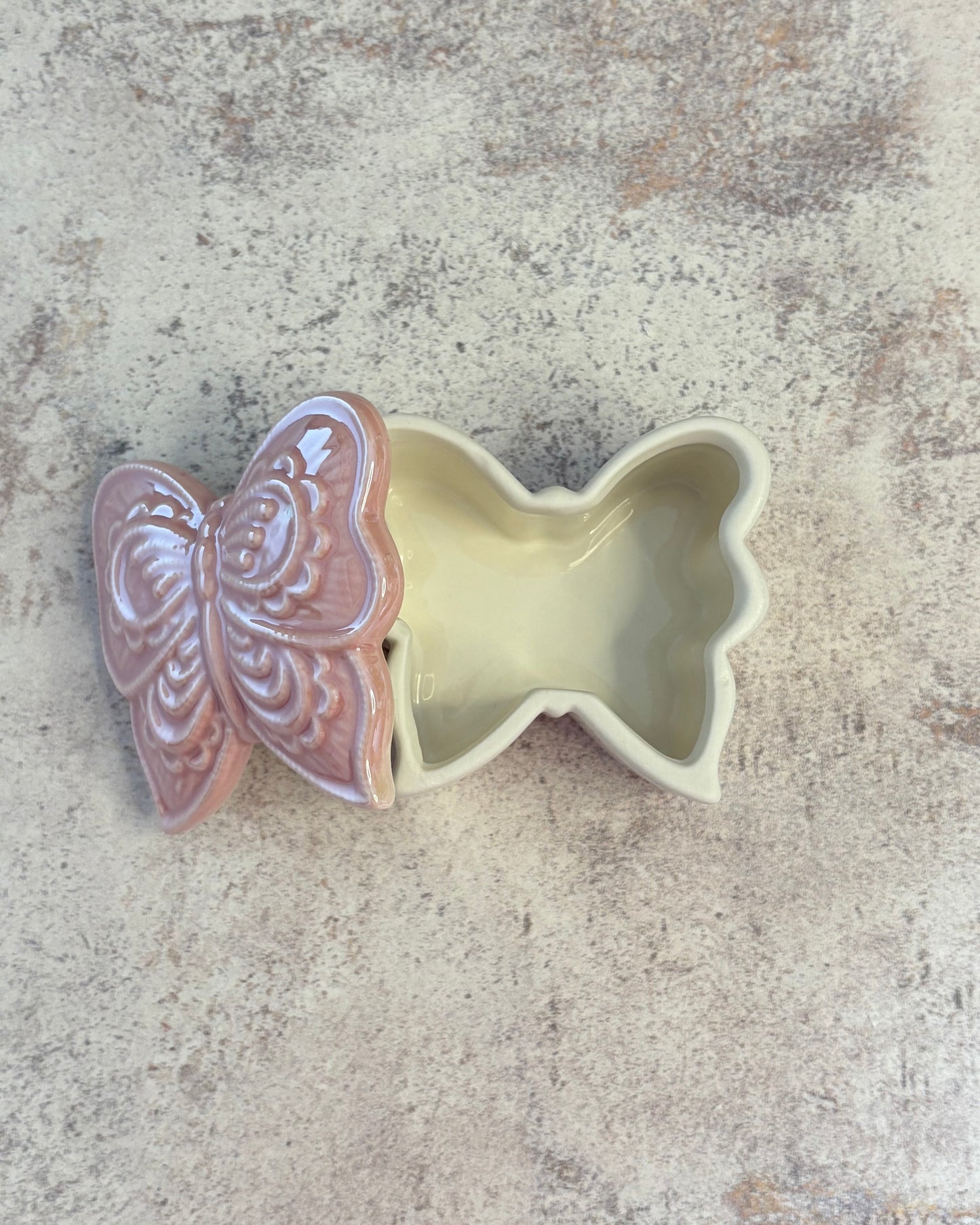 Joyero de cerámica con tapa en forma de mariposa