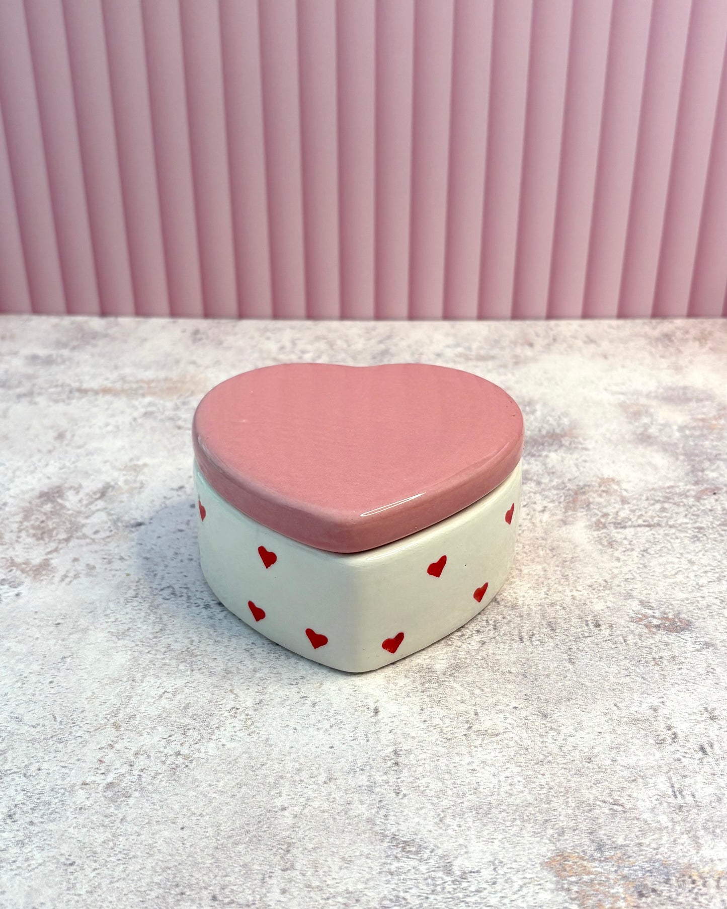 Joyero de cerámica con tapa y forma de corazón