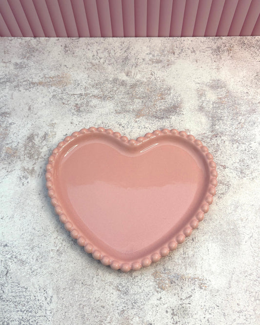 Plato de cerámica rosa en forma de corazón