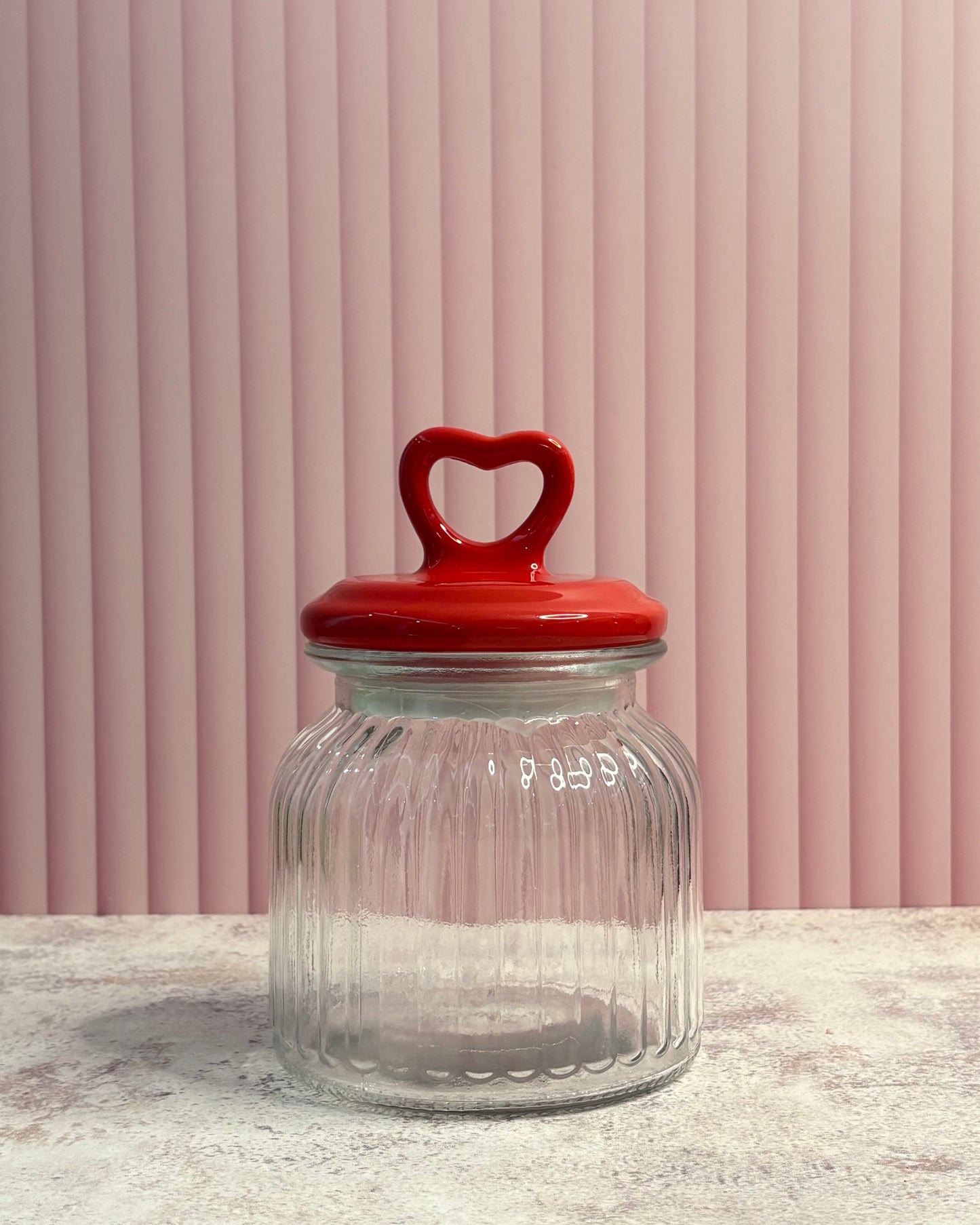 Contenedor de vidrio con tapa de cerámica y corazón