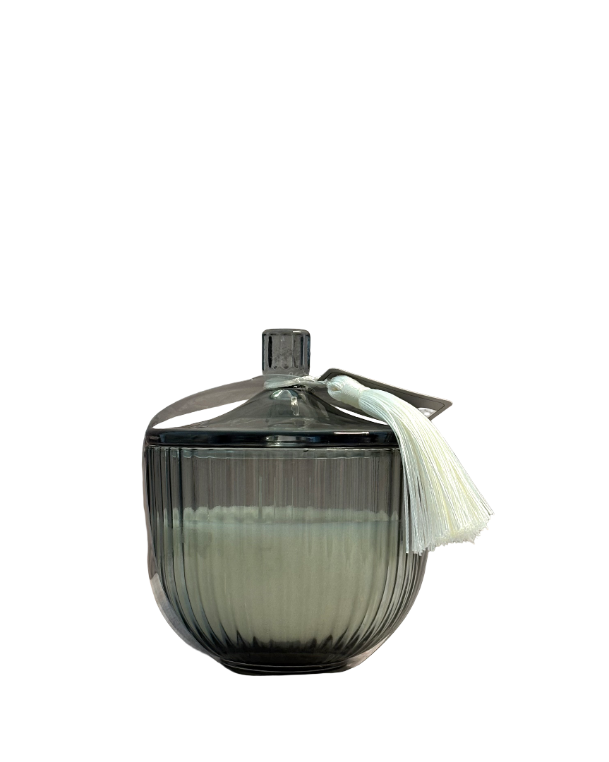 Vela aromática en recipiente de vidrio aroma a cedro