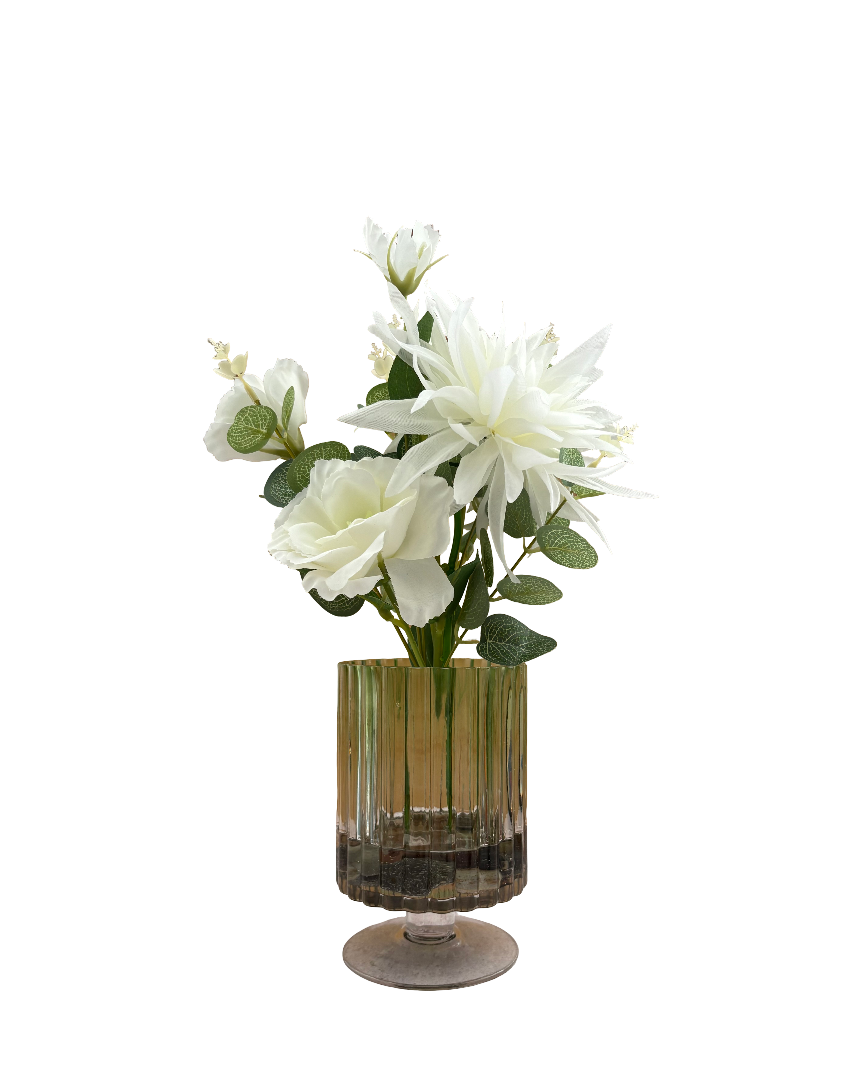 Arreglo floral artificial en florero de vidrio